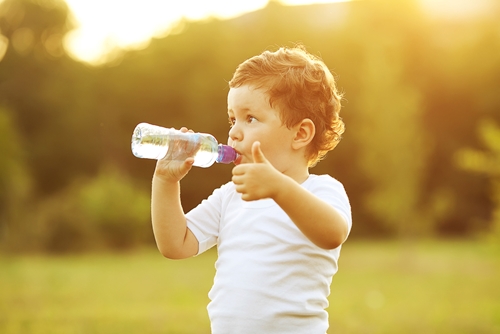 give-you-child-something-healthy-to-drink-with-flavored-water_2140_40108089_0_14124534_500